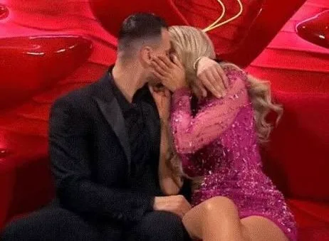 Brikena puthi Mateon,  nuk i rruhet kujt